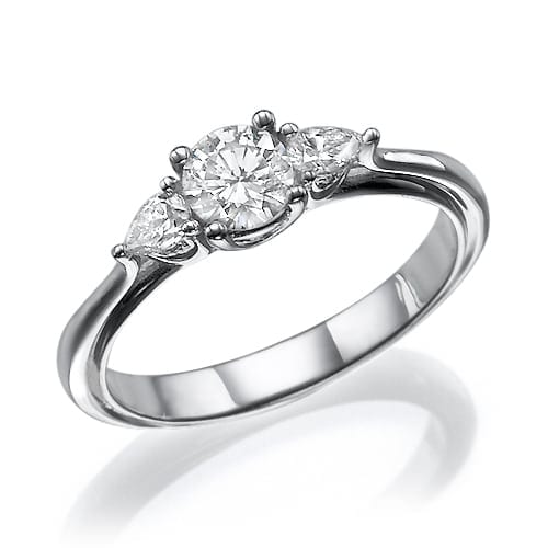 טבעת אירוסין קלאסית משלוש אבנים עם רצועת זהב לבן מלוטש.