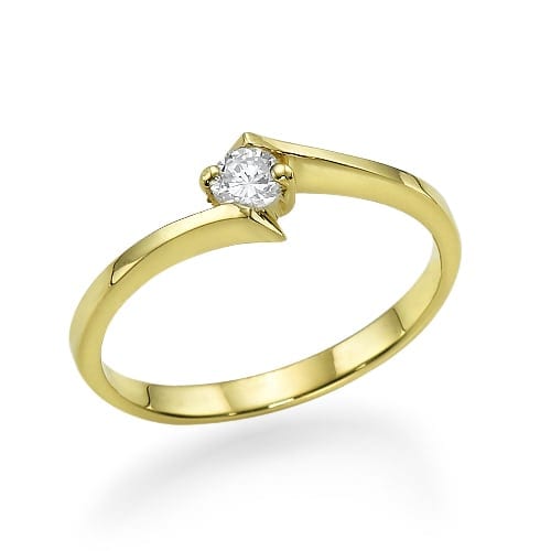 יהלום בודד נוצץ על גבי פס דק של זהב צהוב מלוטש, ויוצר טבעת אירוסין אלגנטית ונצחית.