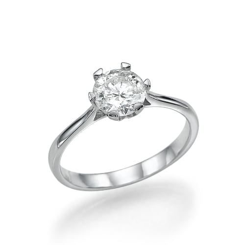 טבעת אירוסין יהלום סוליטר קלאסית עם רצועת כסף, המציגה אבן חן נוצצת אחת.