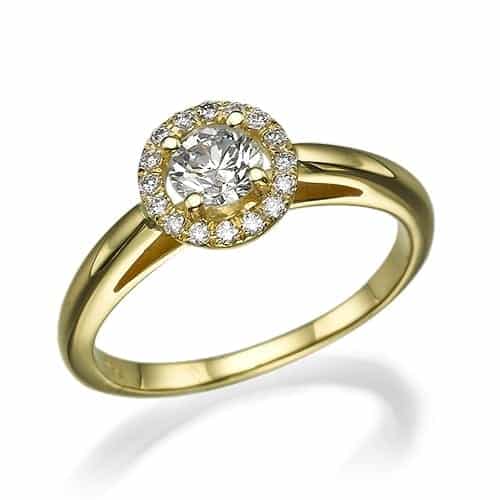 טבעת דגם מורן הכוללת יהלום מרכזי בחיתוך עגול מוקף בהילה של יהלומים קטנים יותר, משובצים על רקע לבן.