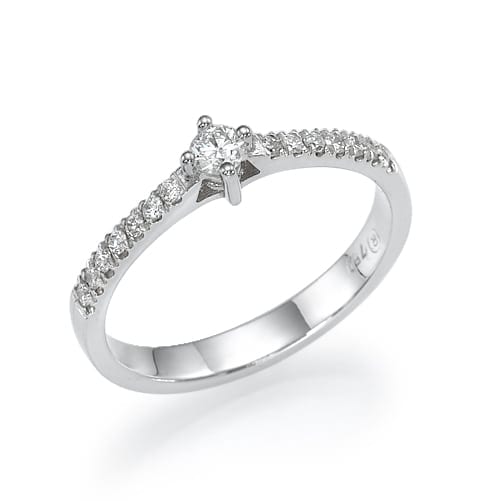 טבעת אירוסין בצבע כסף עם יהלום סוליטר מרכזי ורצועה מעוטרת ביהלומים קטנים יותר.