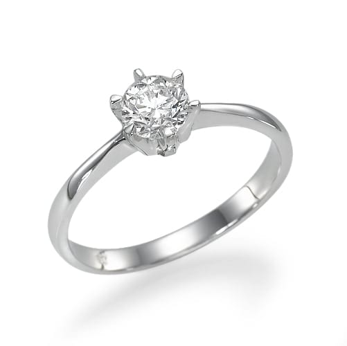 טבעת אירוסין יהלום סוליטר על רקע לבן.