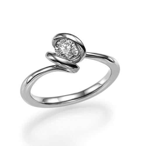 טבעת אלגנטית ומודרנית בעיצוב להקה ייחודית, מערסלת יהלום נוצץ יחיד.