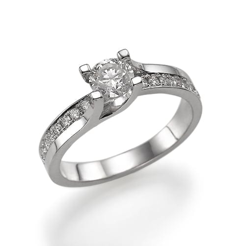 טבעת יהלום אלגנטית מכסף עם אבני צד משובצות פאווה ובמרכזה סוליטר בולט, מוצגת על רקע לבן.