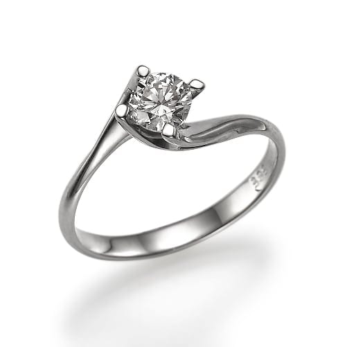 טבעת אירוסין יהלום בודדת עם רצועת כסף חלקה המוצגת על רקע לבן.