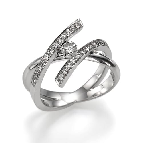 טבעת כסף אלגנטית עם עיצוב מוצלב ייחודי, הכוללת יהלום מרכזי והדגשות משובצות על רצועה מלוטשת.