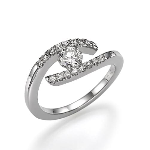 טבעת כסף אלגנטית בעיצוב רצועה מעוותת משובצת יהלומים קטנים ובמרכזה סוליטר בולט.