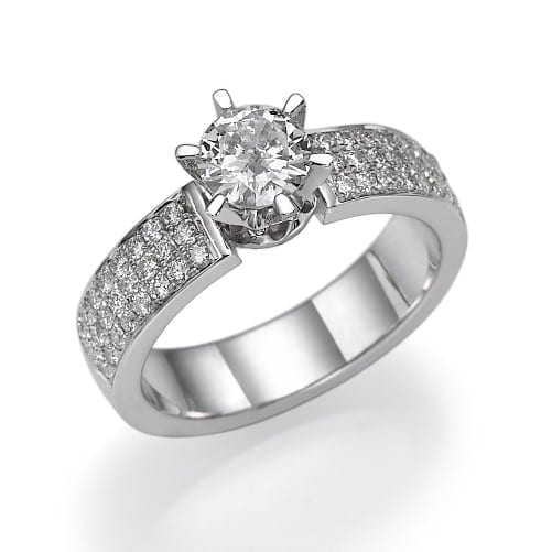 טבעת אירוסין יהלום נוצצת עם אבן מרכזית בולטת משובצת על רצועת כסף מעוטרת ביהלומי פאייב.