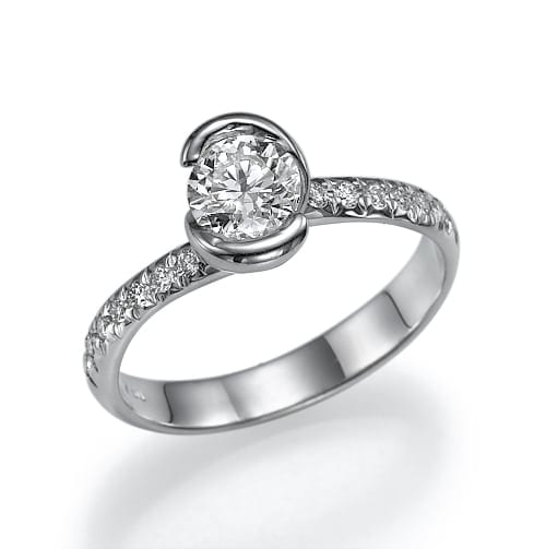 טבעת כסף אלגנטית עם יהלום מרכזי מחובק בעיצוב לולאה משובץ יהלומים קטנים יותר.