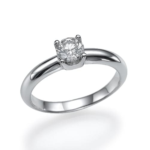 טבעת אירוסין יהלום סוליטר עם רצועת כסף קלאסית ושיבוץ שיניים, מבודדת על רקע לבן.