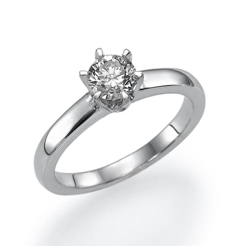 טבעת אירוסין יהלום בודד על רצועת כסף חלקה, המסמלת אלגנטיות ומחויבות.