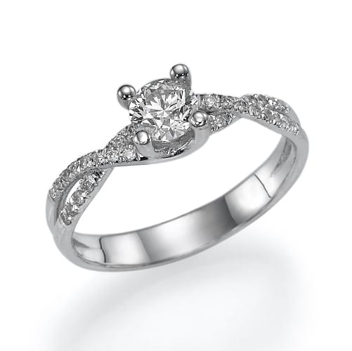 טבעת אירוסין יהלום נוצצת עם רצועת כסף מפותלת מעוטרת ביהלומים קטנים יותר.