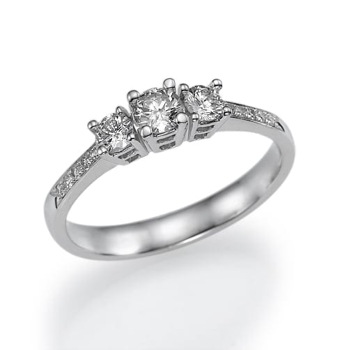 טבעת כסף אלגנטית הכוללת שלישיית יהלומים נוצצים בחיתוך עגול במרכז עם יהלומי הדגשה קטנים יותר לאורך הרצועה, המציגות עיצוב קלאסי ומתוחכם.