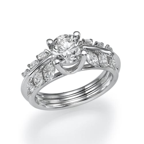 טבעת אירוסין נוצצת עם אבן מרכזית גדולה משובצת על רצועת כסף, ולצידה יהלומים משובצים בתעלה, המייצגים אלגנטיות ומחויבות.