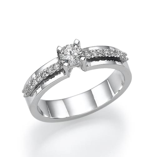 טבעת אירוסין אלגנטית מכסף הכוללת יהלום מרכזי בחיתוך עגול ובצדו שורה של יהלומים קטנים יותר בשיבוץ פאווה לאורך הרצועה.
