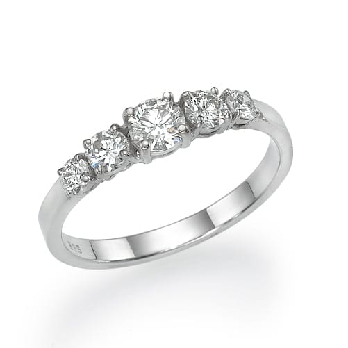 טבעת רצועה בגוון כסף הכוללת שורה של יהלומים בחיתוך עגול משובצים בצורת שיניים משותפת, היוצרות מראה אלגנטי וקלאסי.