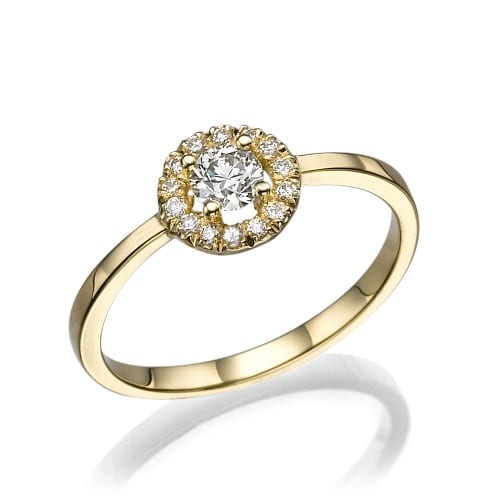 טבעת זהב אלגנטית עם יהלום מרכזי מוקפת יהלומים קטנים יותר בצורת הילה, לוכדת את תמצית הרומנטיקה והתחכום הקלאסיים.