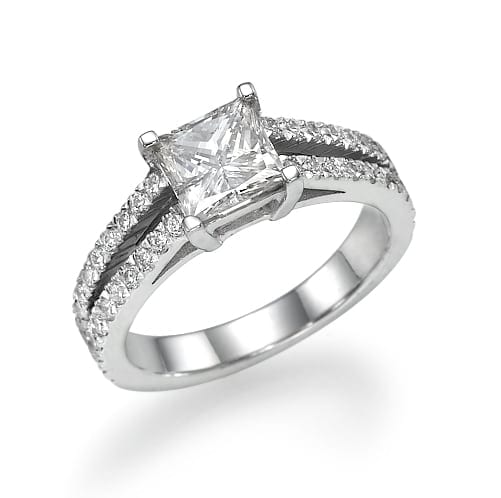 טבעת כסף אלגנטית הכוללת אבן מרכזית בחיתוך נסיכותי עם רצועת יהלום פאווה, המסמלת תחכום ומחויבות נצחיים.