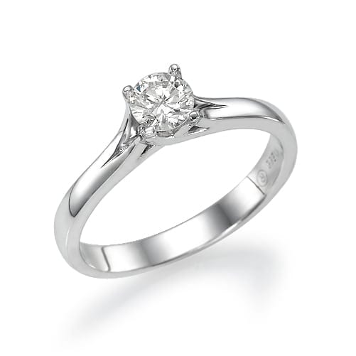 טבעת אירוסין יהלום סוליטר אלגנטית משובצת בזהב לבן מבריק.