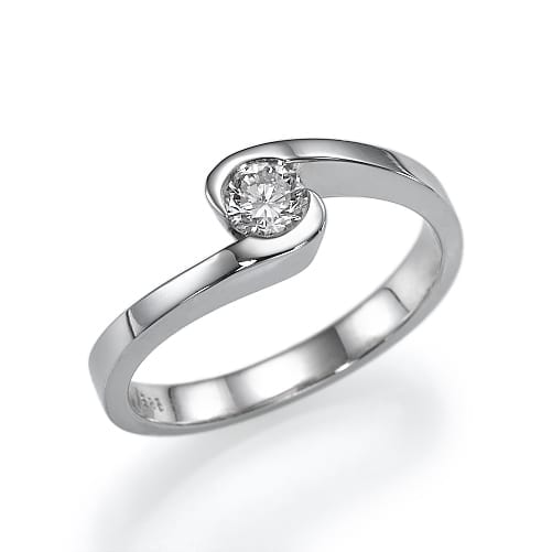 טבעת כסף אלגנטית הכוללת יהלום נוצץ יחיד משובץ בעיצוב דגם לילך אלגנטי ומודרני.