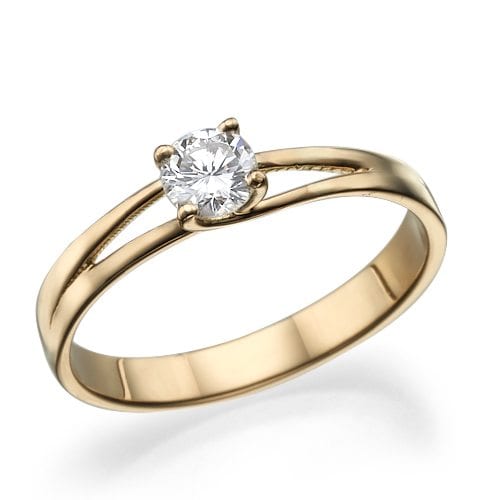 טבעת אירוסין סוליטר זהב אלגנטית עם יהלום נוצץ בודד במרכזו רצועה מלוטשת טבעת דגם מסי.