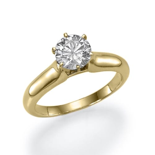 טבעת אירוסין סוליטר זהב קלאסית עם יהלום נוצץ בודד משובצת על רצועה חלקה.
