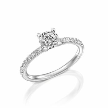 טבעת אירוסין יהלום יחיד עם יהלומים משובצים בפאב על הרצועה, המוצגת על רקע לבן.