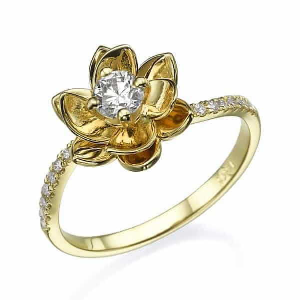 פרח טבעת דגם זהב מהודר הכולל יהלום מרכזי ויהלומים קטנים משובצים לאורך הרצועה.