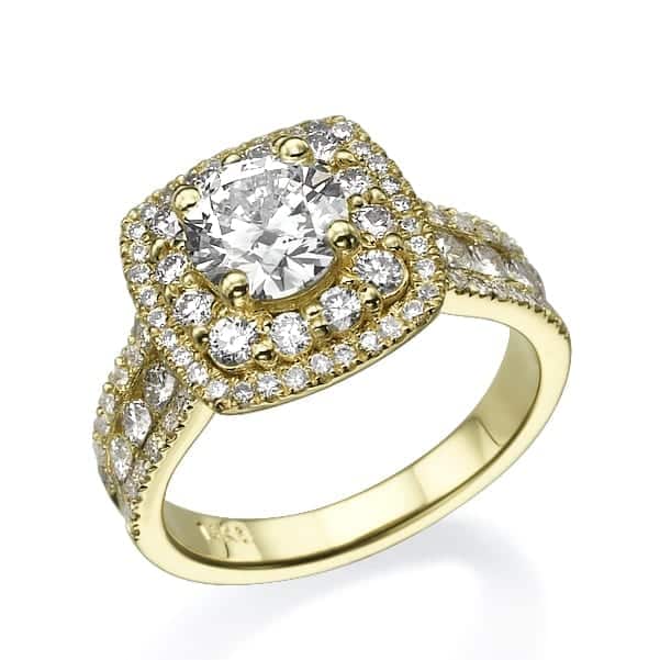 טבעת זהב אלגנטית הכוללת יהלום מרכזי גדול מוקף בהילה של יהלומים קטנים יותר, עם רצועה משובצת יהלום טבעת דגם Natasha.