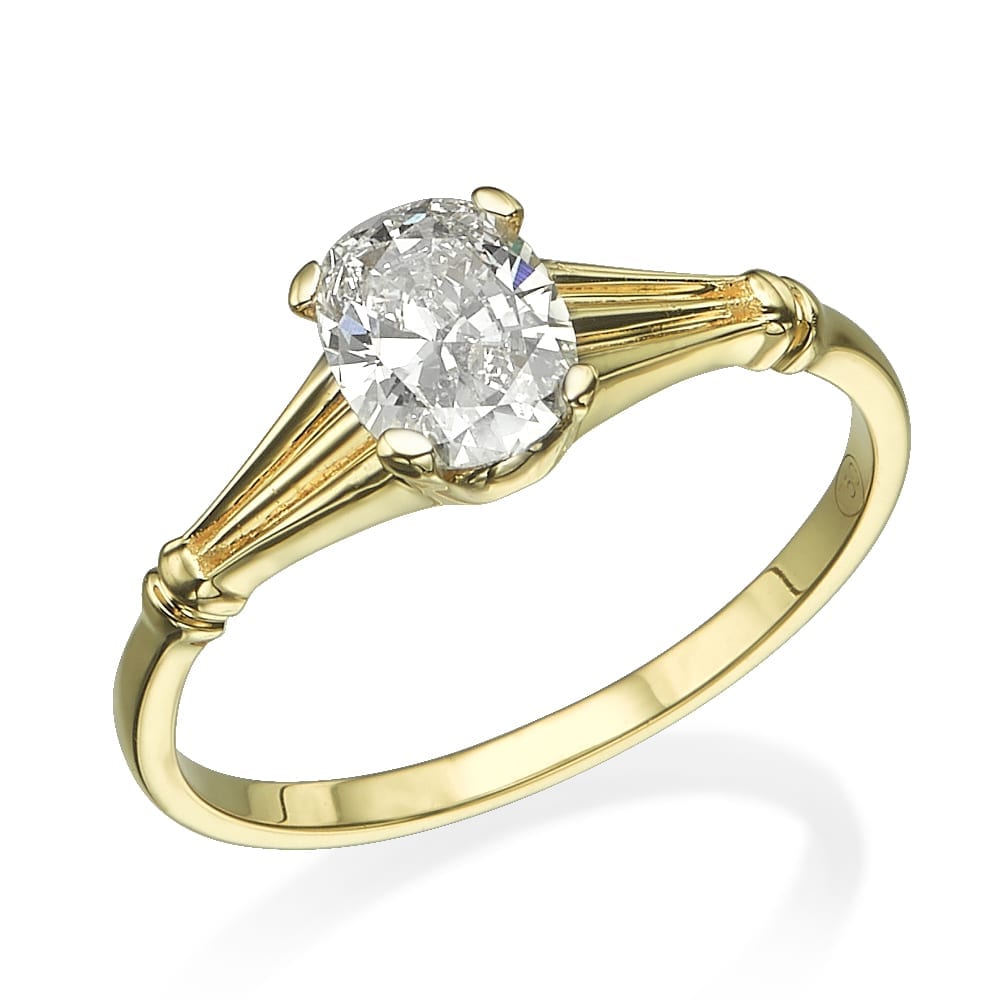 טבעת זהב אלגנטית המכילה יהלום בצורת אובאל במרכז השני שמחבר לו צדדים משואים.
