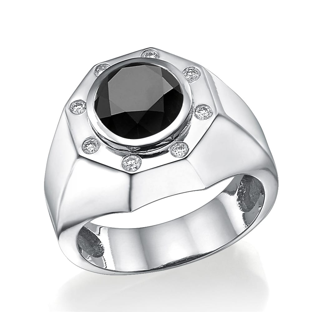טבעת יהלומים לגבר דגם ג'ק עם אבן חן שחורה מרכזית גדולה מוקפת בשמונה יהלומים נוצצים קטנים יותר משובצים ברצועה מלוטשת.