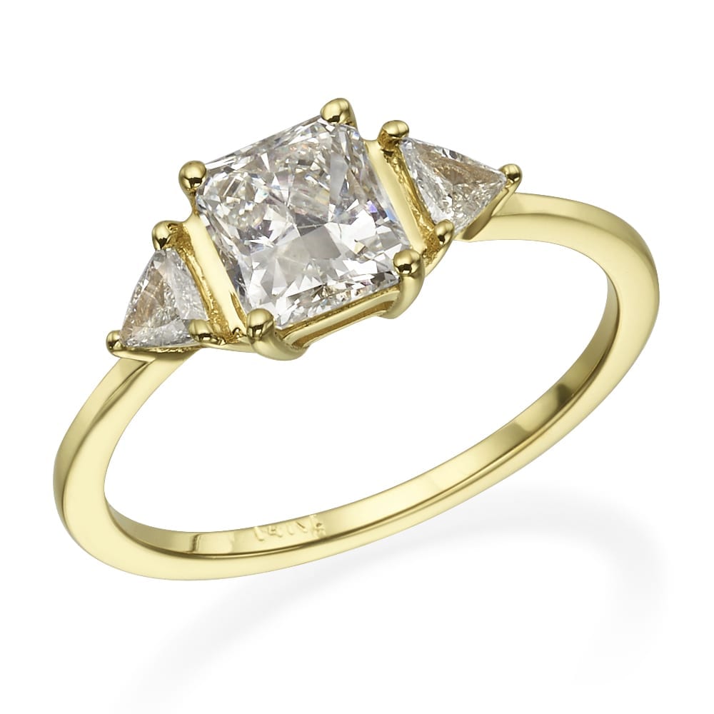יהלום זוהר בחיתוך נסיכותי שלצידו שני יהלומים משולשים על רצועת זהב צהוב דקיקה.
שם המוצר: טבעת דגם סלינה