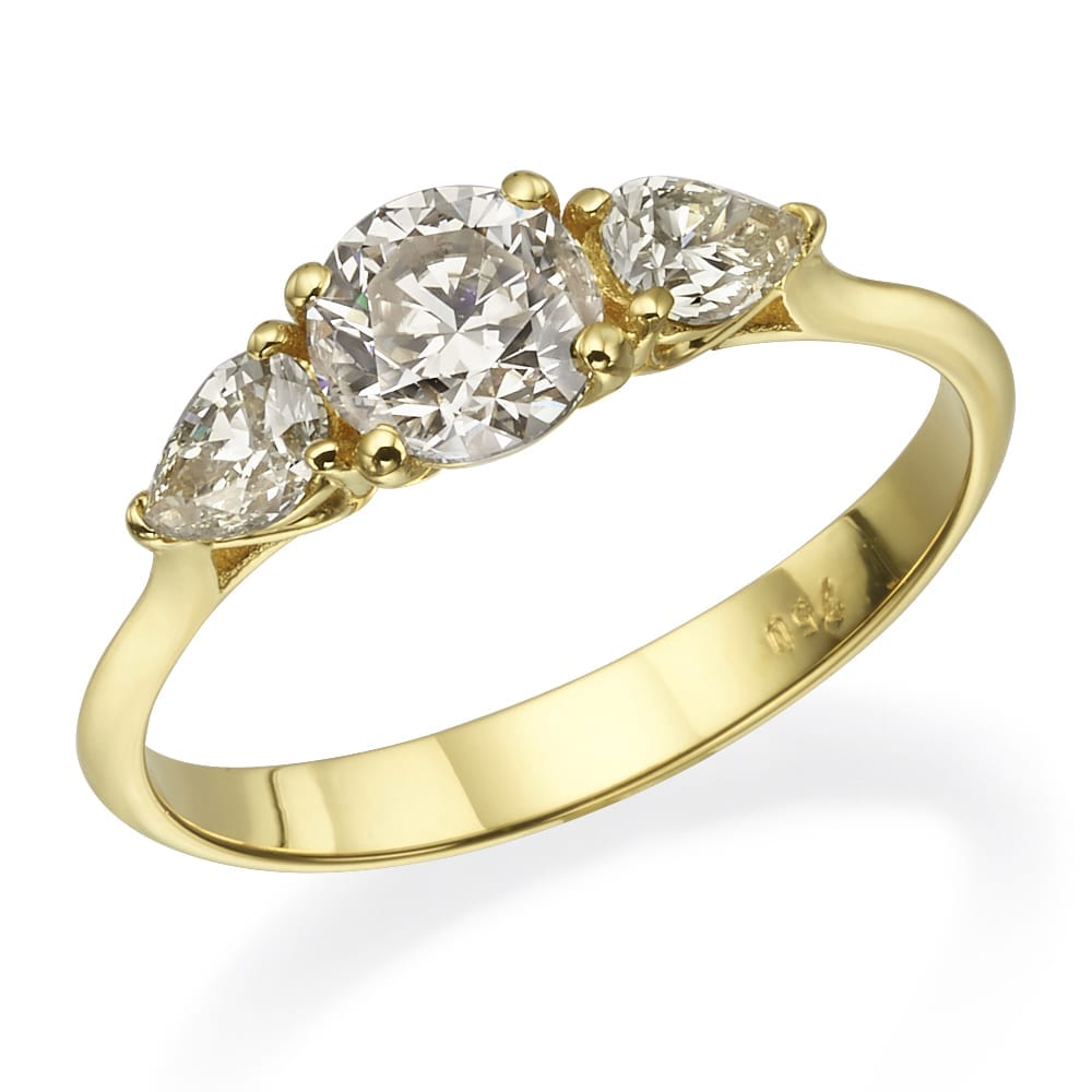 אורנת טבעת דגם אלגנטית הכוללת שלישיית יהלומים נוצצים עגולים וחיתוך מרקיז משובצים בעיצוב קלאסי.