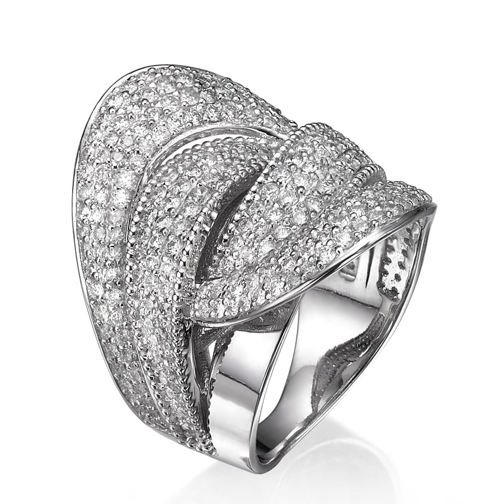 דלית טבעת יהלומים מסנוורת עם שכבות מורכבות המעוטרות במספר יהלומים קטנים, היוצרות עיצוב יוקרתי ונוצץ.