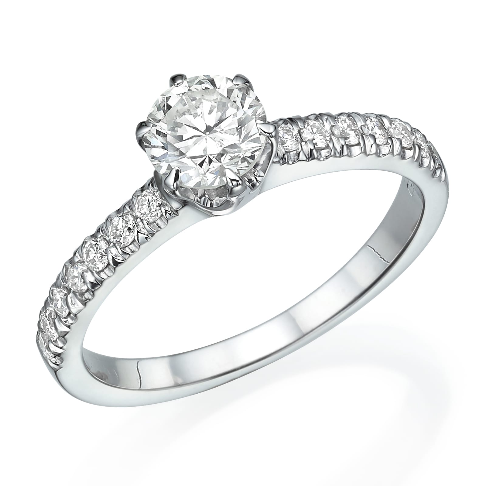 טבעת אירוסים נוצצת דגם אילנה עם אבן מרכזית בחיתוך עגול משובצת בגב גבוה, משלימה שורה של יהלומים קטנים יותר.