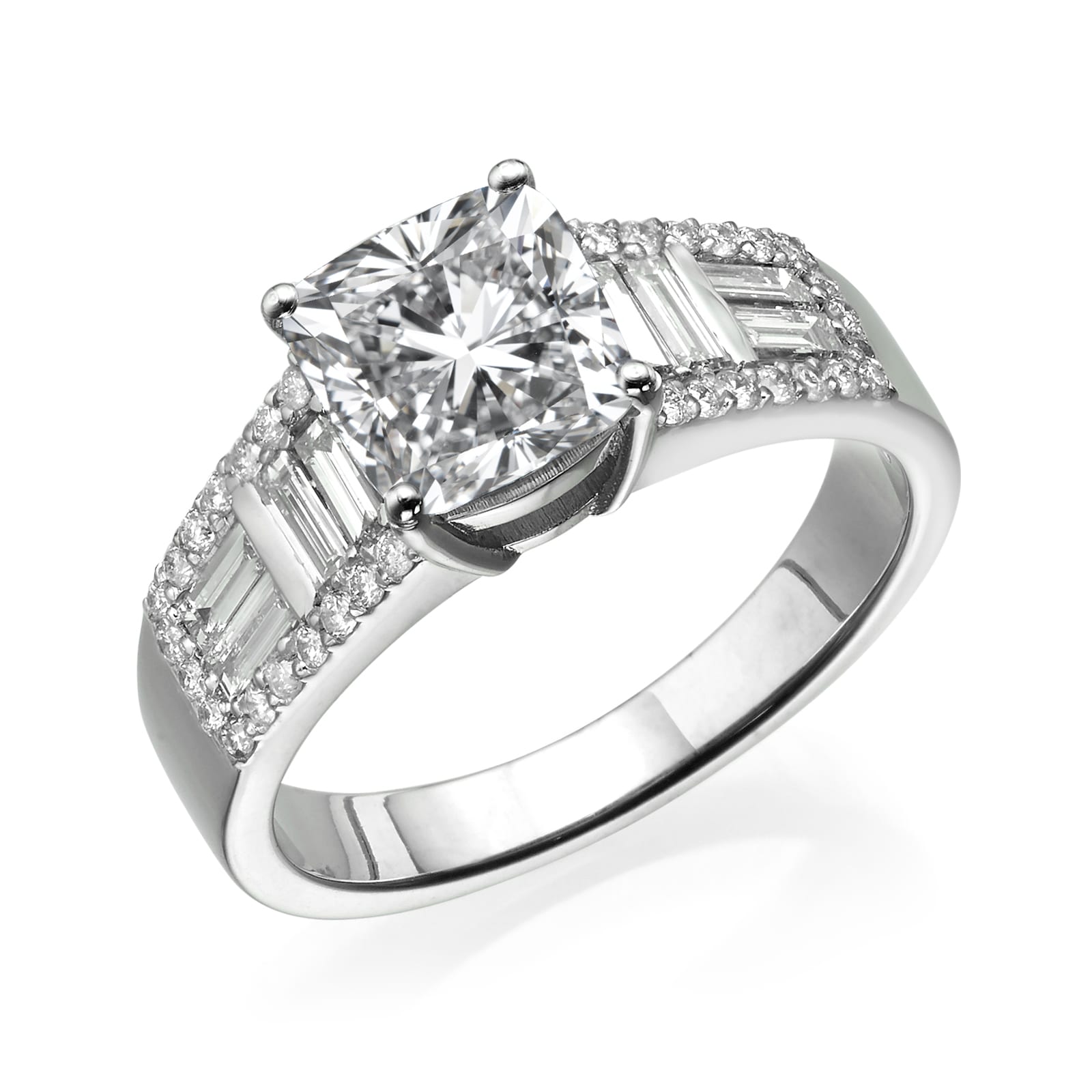 טבעת אירוסין אלגנטית של טבעת יהלומים מדגם סיינה עם יהלום מרכזי בולט כשלצדו יהלומי באגט ומצופה יהלומים עגולים קטנים יותר לאורך הרצועה.