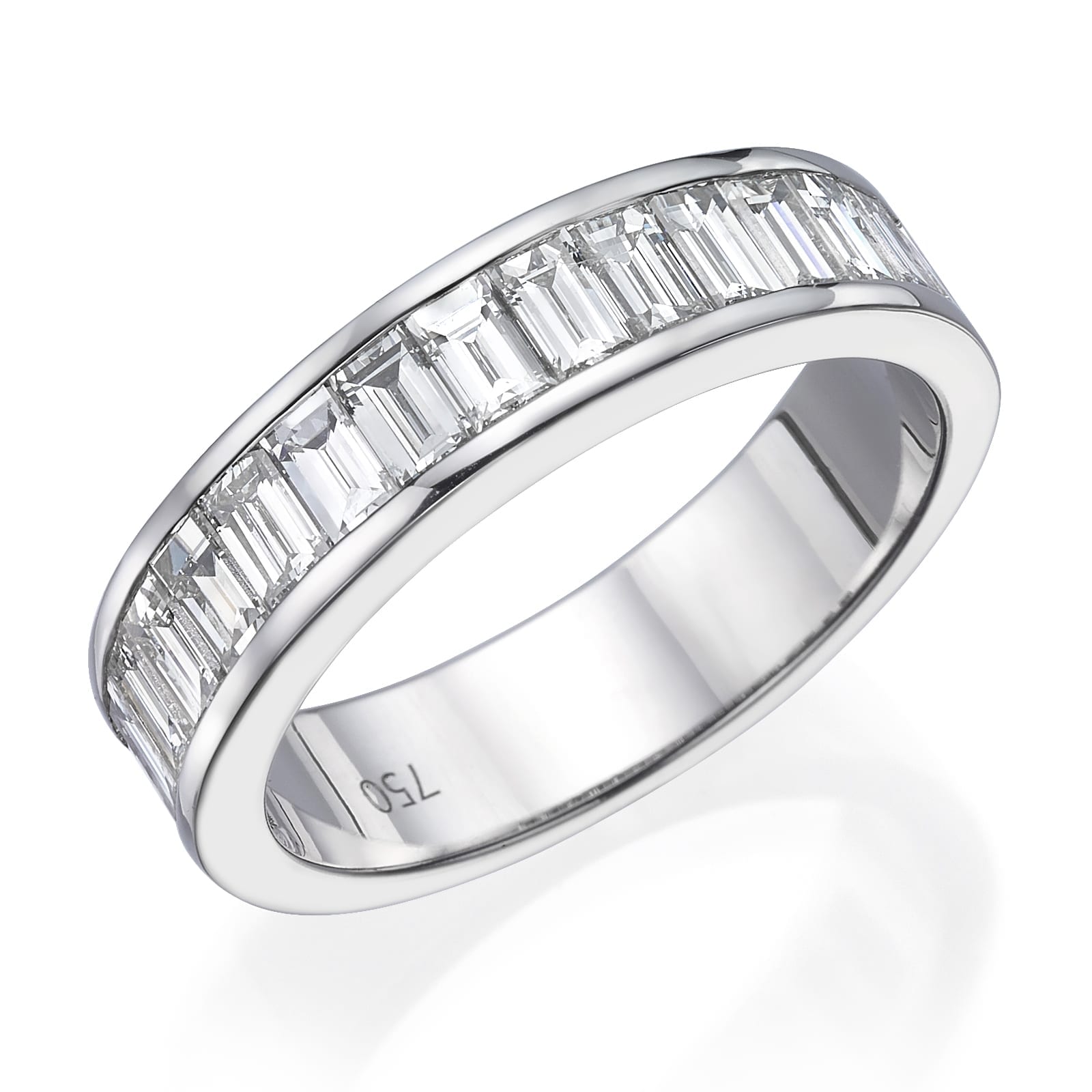 דגם טבעת יהלומים יוקרתי פטריס מעוטרת בשורה של יהלומים בחיתוך מלבני, המציגה תכשיט אלגנטי.