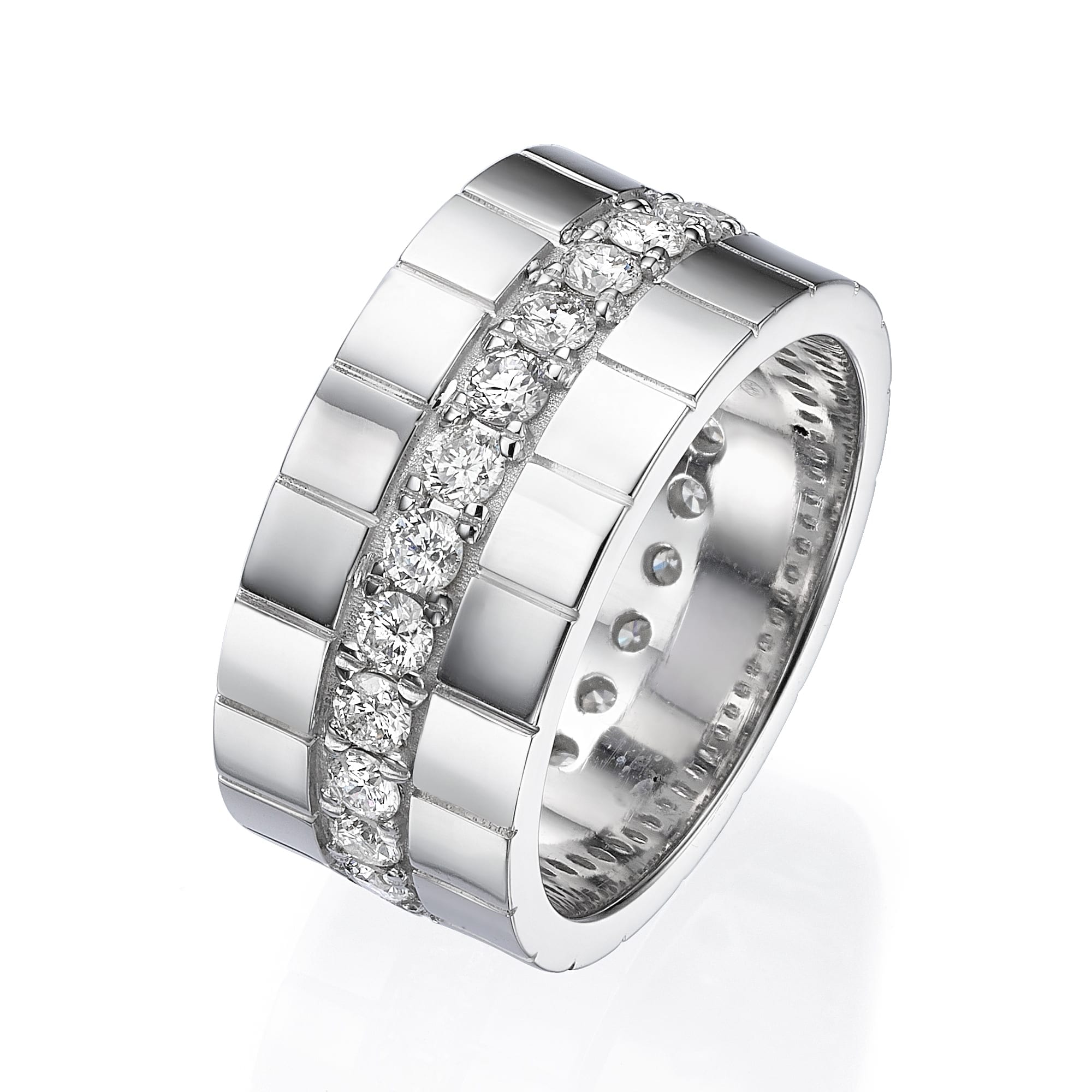 משפט עם שם מוצר: טבעת יהלומים לגבר דגם אריה אלגנטי עם רצועה מרכזית של יהלומים נוצצים עטופה בין מקטעים מתכתיים אלגנטיים.
