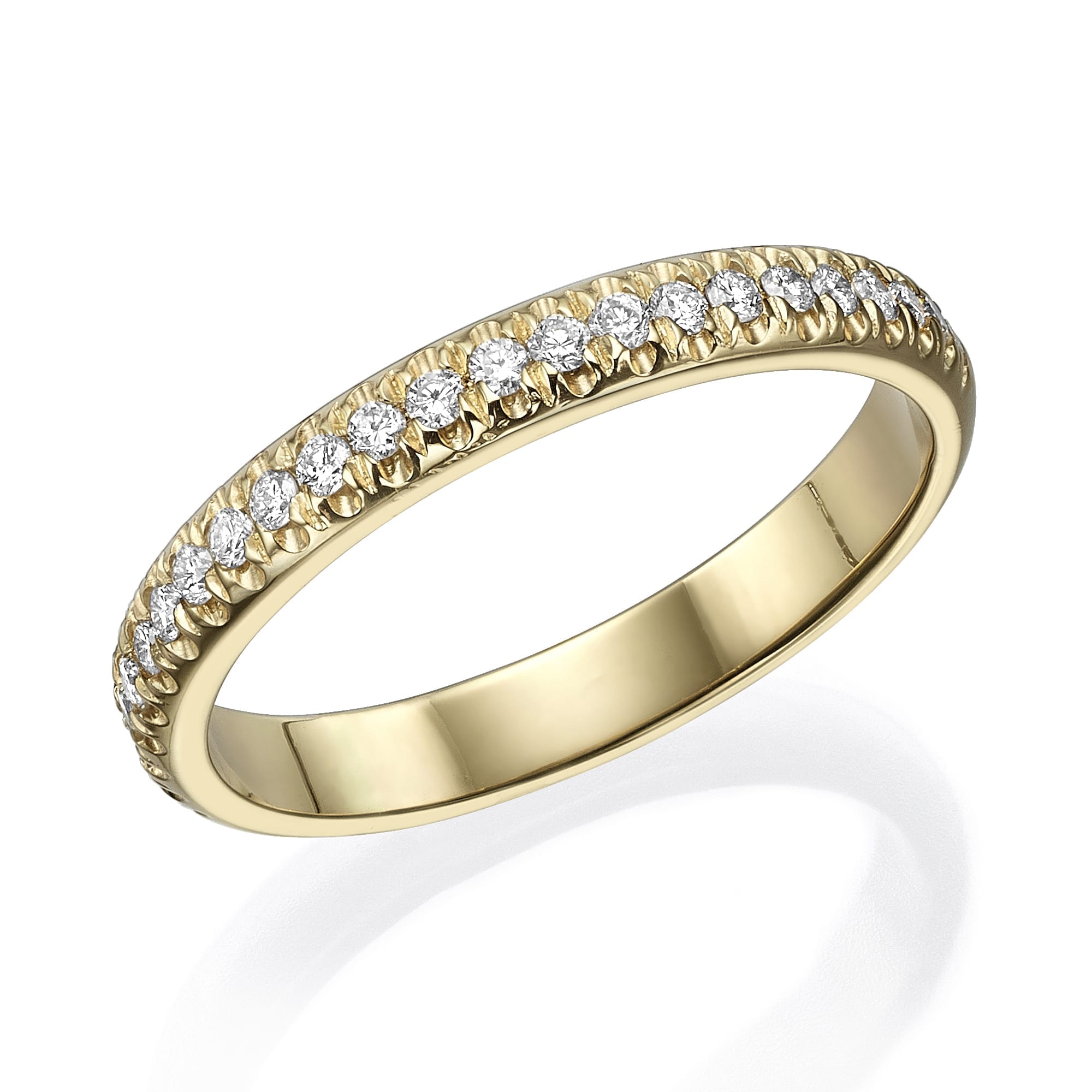אלגנטיות נצחית: טבעת יהלומים דגם אדיסון מעוטרת בשורה אחת של יהלומים נוצצים בחיתוך עגול.