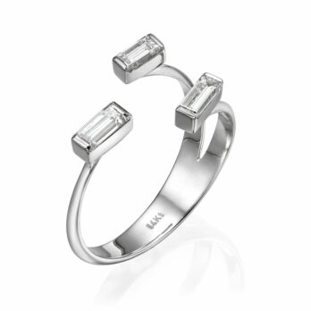 דגם טבעת יהלומים אלגנטי אלה עם שלושה יהלומים בחיתוך מלבני משובצים בעיצוב פס פתוח מודרני.
