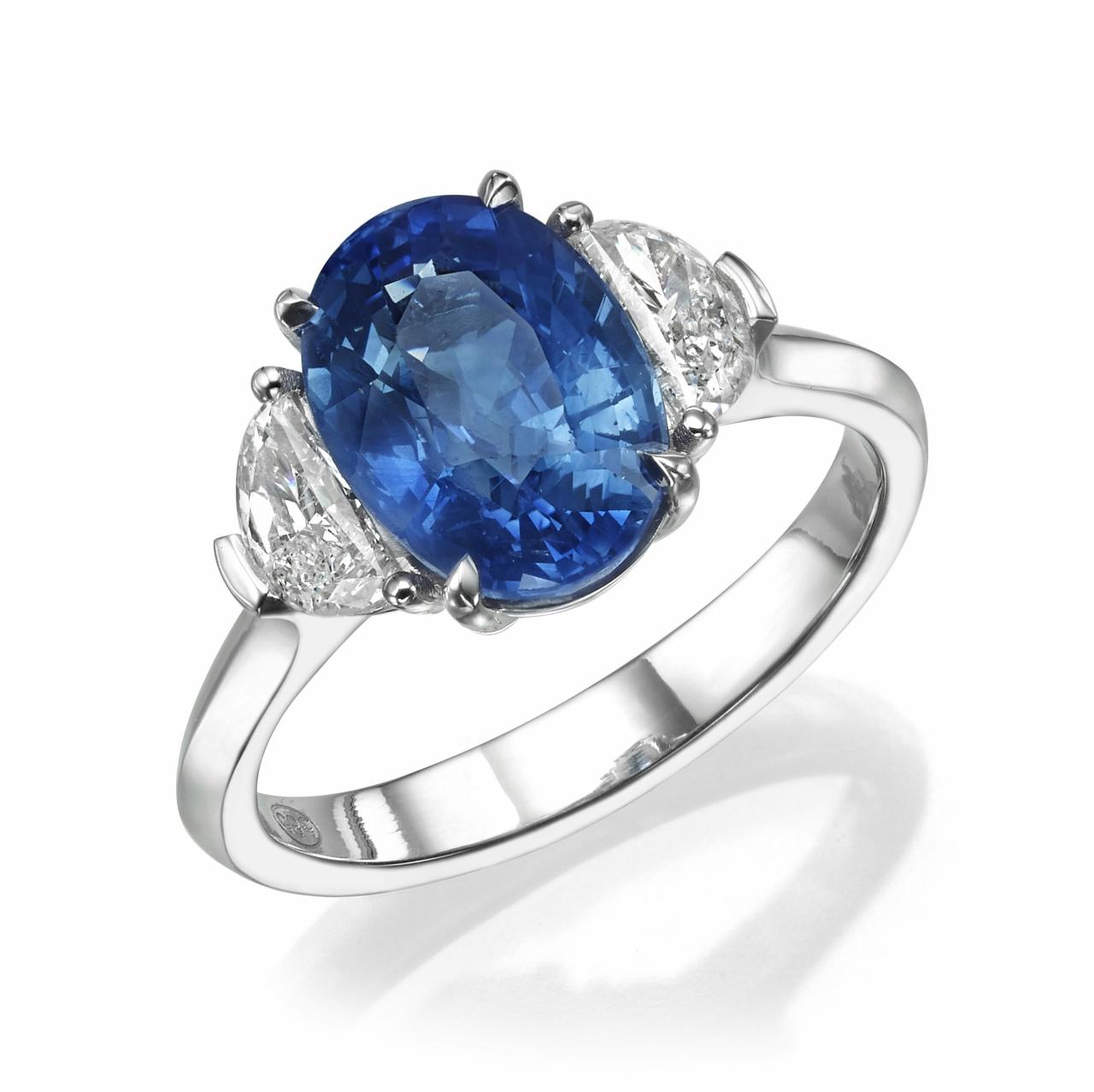טבעת כסף אלגנטית הכוללת חיתוך אובלי ספיר כחול בולט.