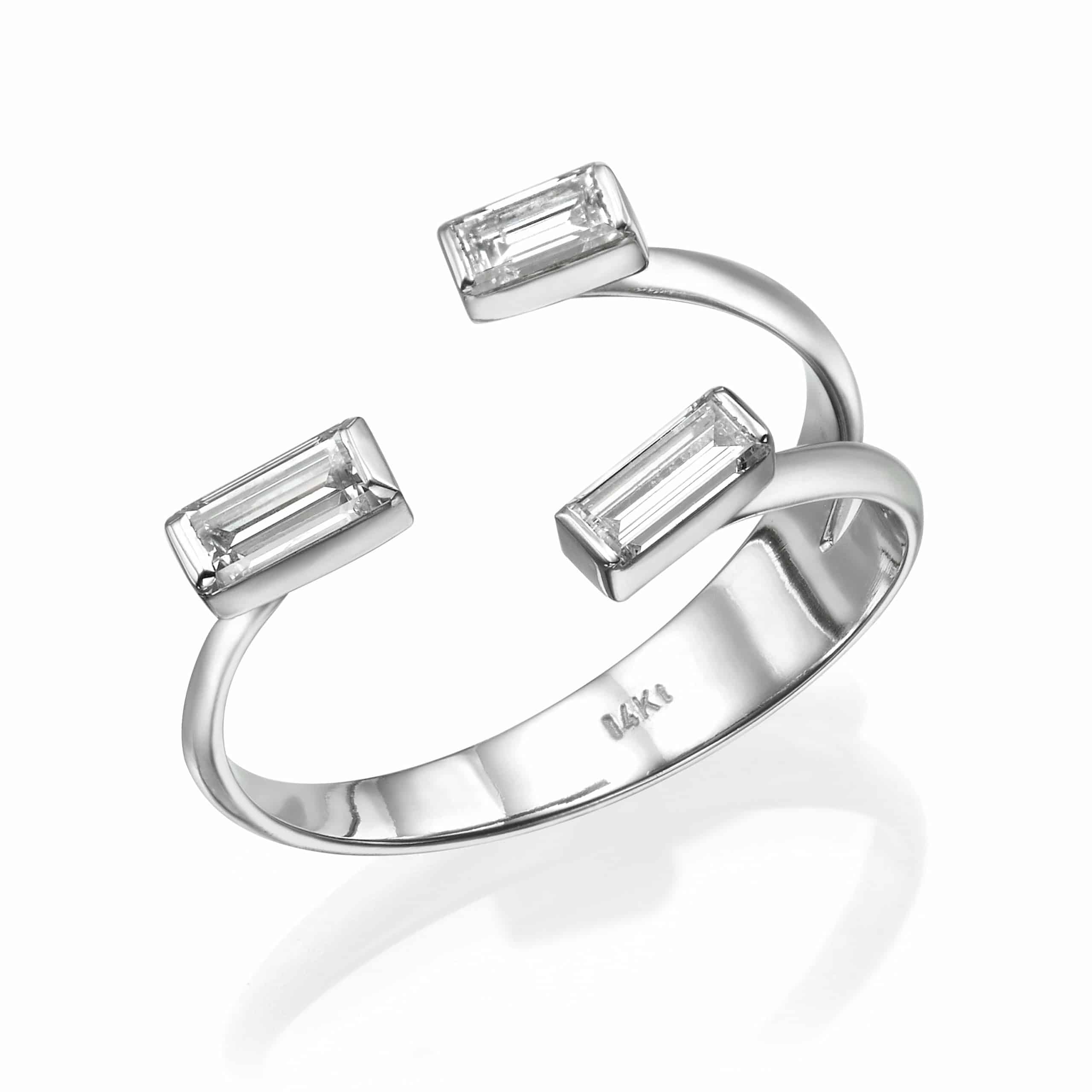 טבעת יהלומים דגם אלה בעיצוב פתוח ייחודי עם שתי אבני חן מוארכות בחיתוך בגט משובצות בכל קצה, מוצגות על רקע לבן.