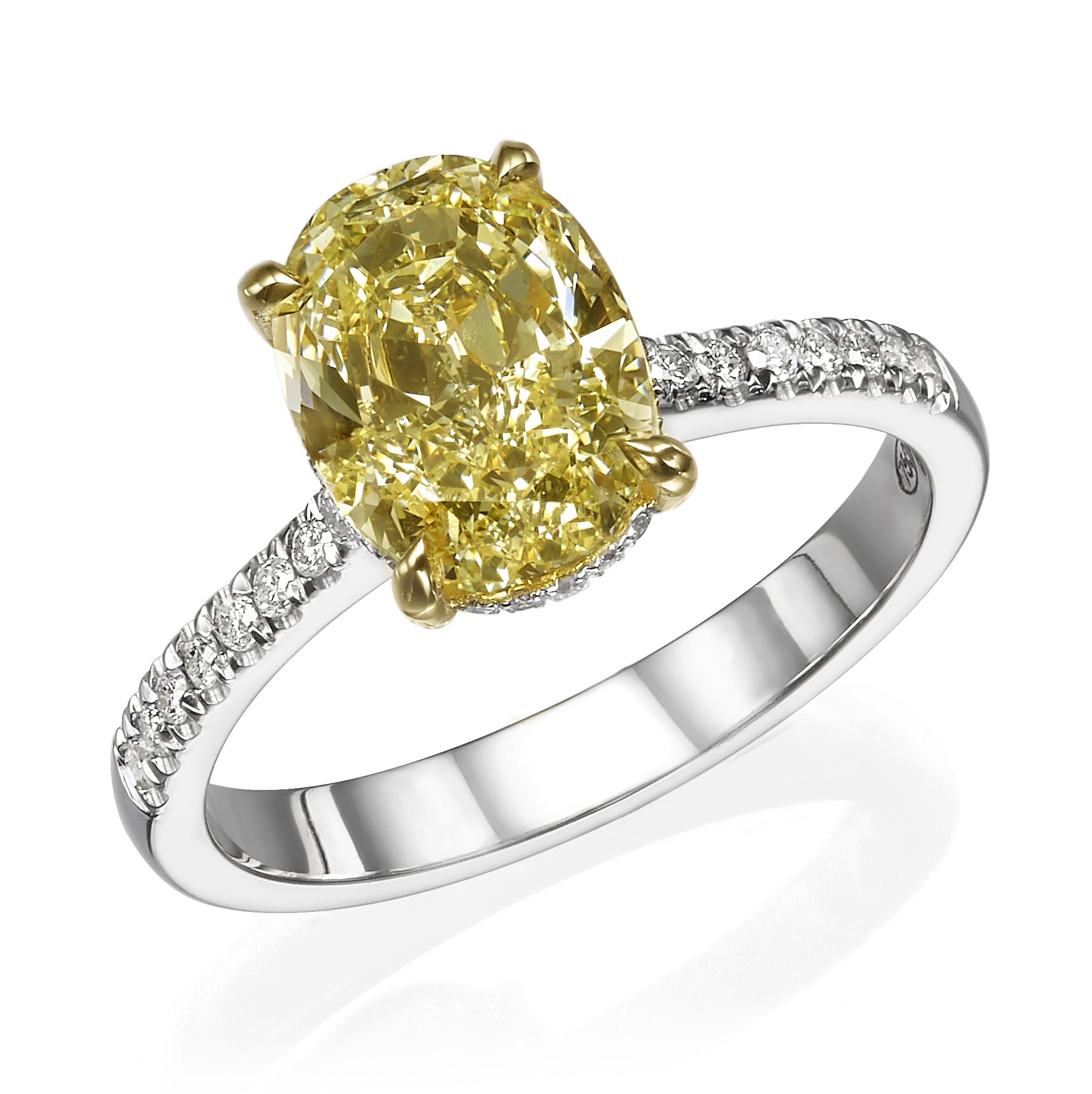 טבעת דגם אלישיה היא טבעת אלגנטית עם חלק מרכזי באבן חן בחיתוך אובלי צהוב מוקפת יהלומים קטנים יותר על רצועת כסף.