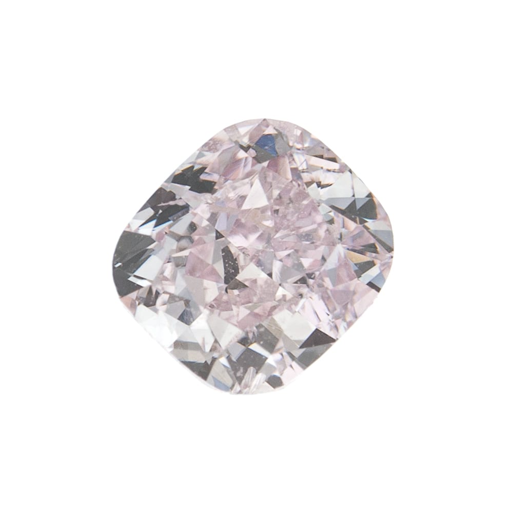 יהלום ורוד בהיר טבעי נוצץ בצורת אגס 0.32 קראט GIA מבודד על רקע לבן.