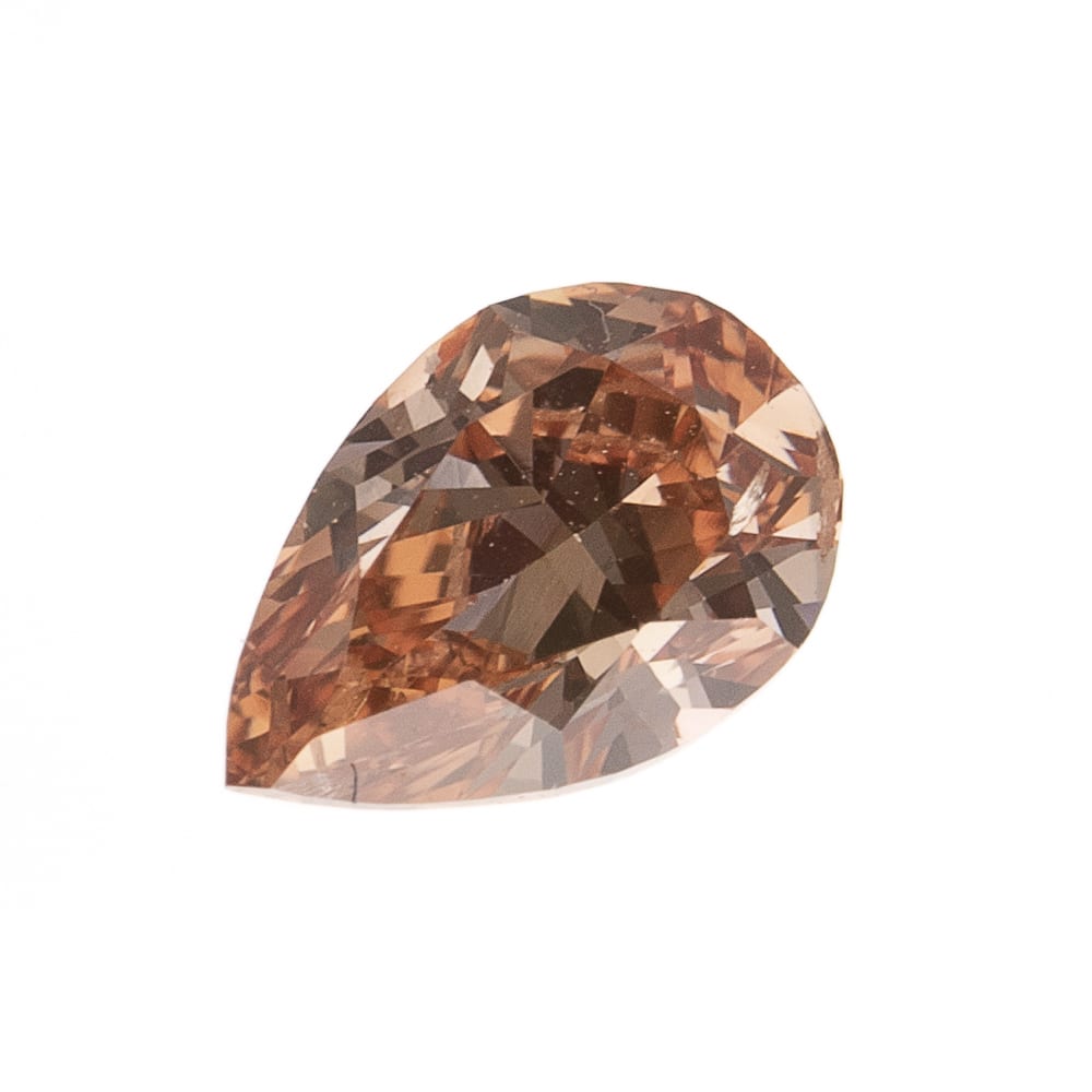 יהלום טבעי בגוון חום כתום 0.27 קראט בצורת דמעה נוצצת אבן חן GIA עם חיתוכים מרובי פנים, מבודדת על רקע לבן.