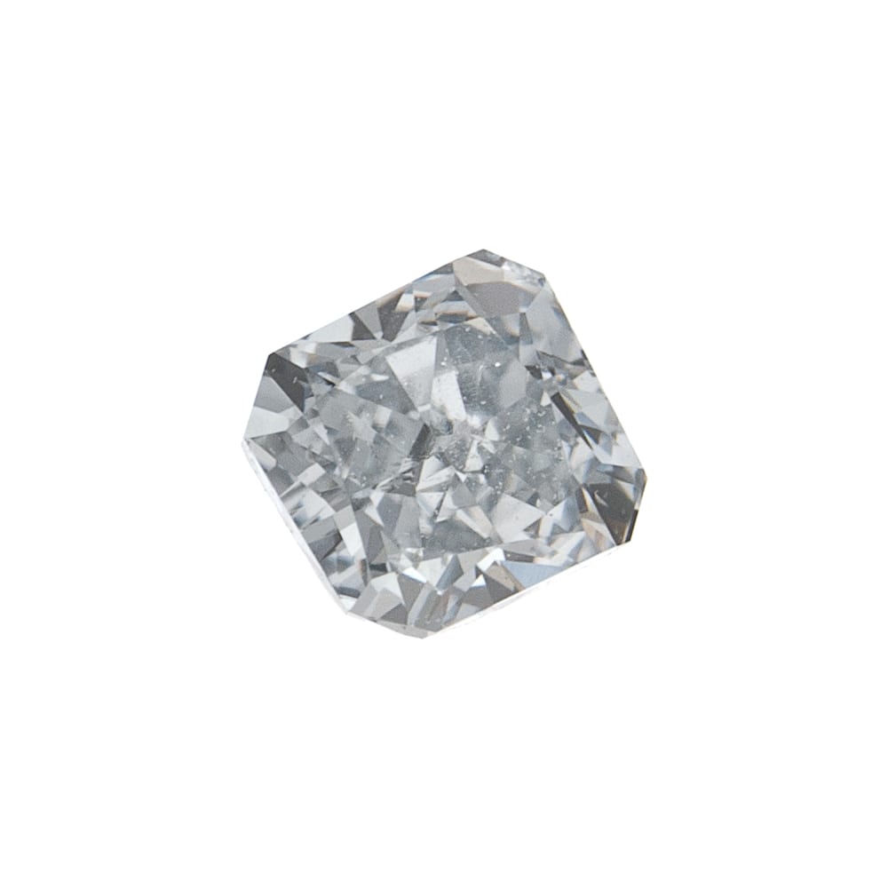 יחיד, יהלום טבעי בגוון תכלכל נדיר 0.12 קראט GIA על רקע לבן, המציג את הברק והמבנה שלו.