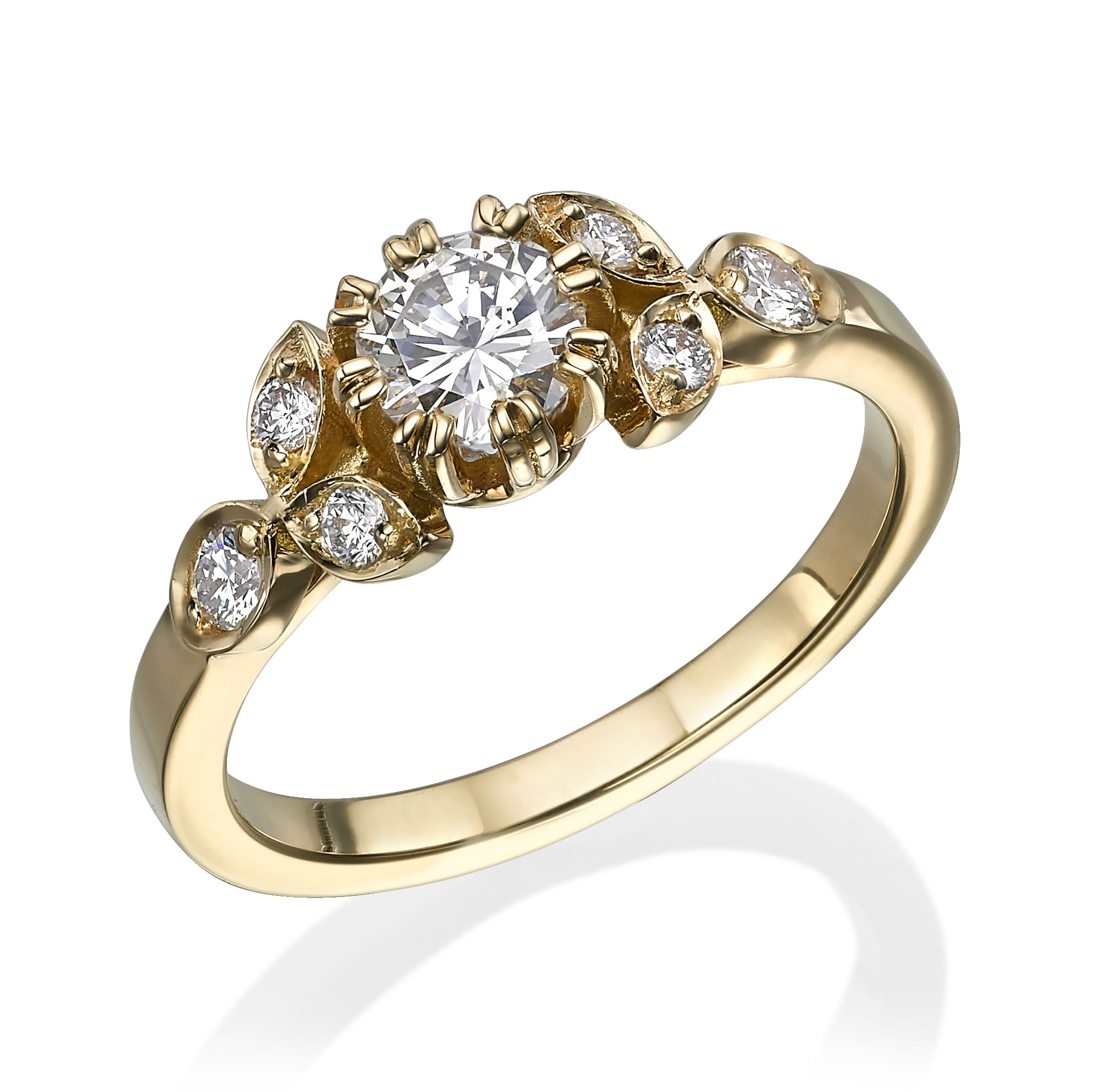 טבעת אירוסין זהב דגם לינוי מעוטרת ביהלום מרכזי בחיתוך עגול ומוקפת במרקיזה קטנה יותר ויהלומים בחיתוך עגול, מציגה עיצוב יוקרתי.