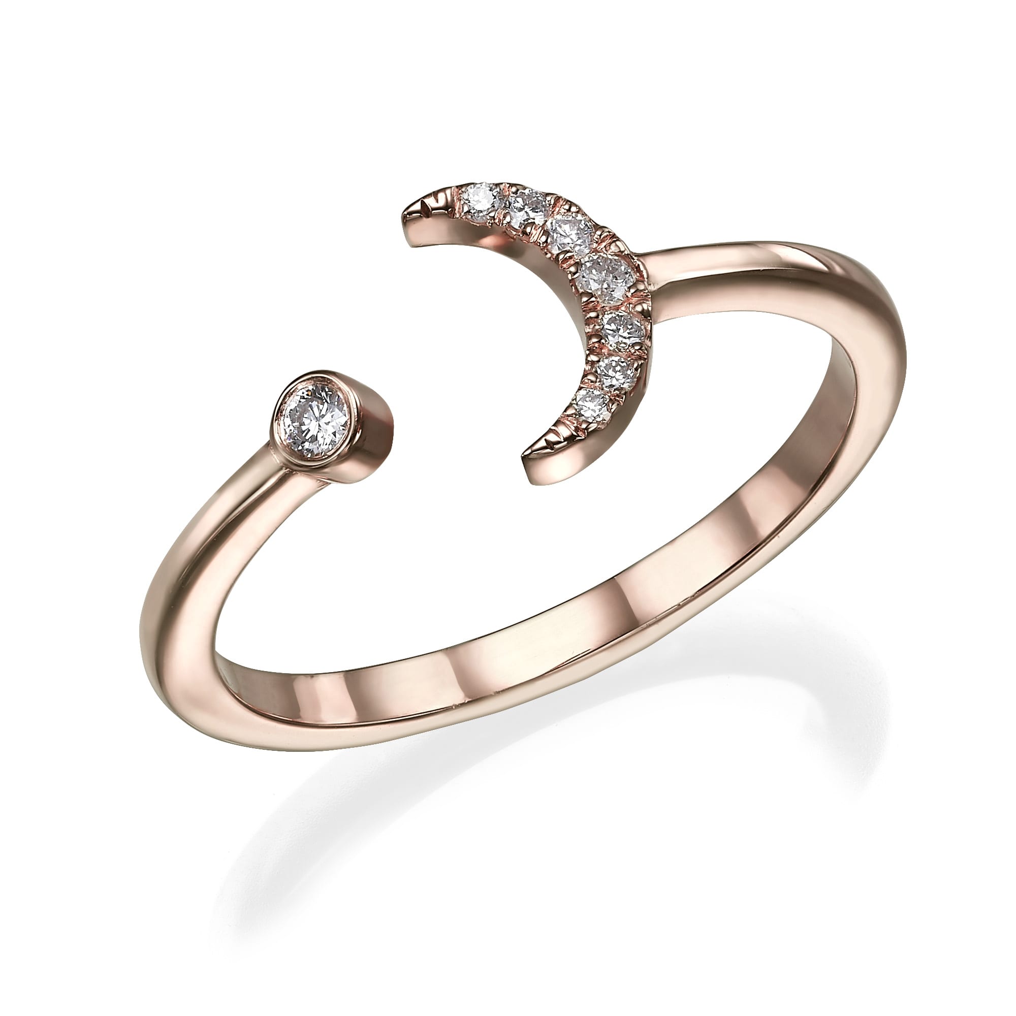 דגם טבעת יהלומים מהודר הכולל סהר עטור יהלומים קטנים ויהלום בודד בקצה הנגדי.