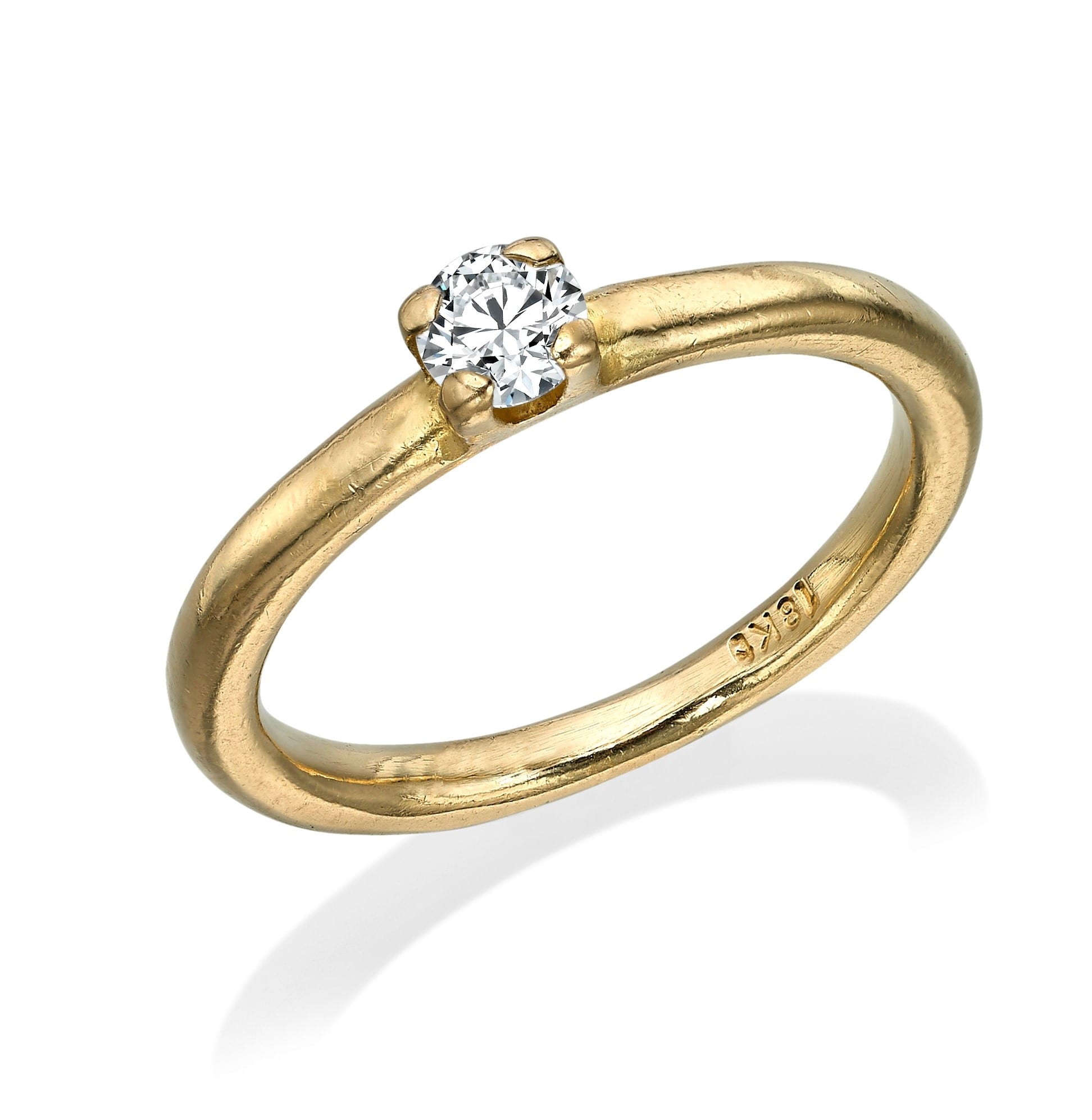טבעת אירוסין דגם קלסי משובץ בלהקת זהב צהוב קלאסי.