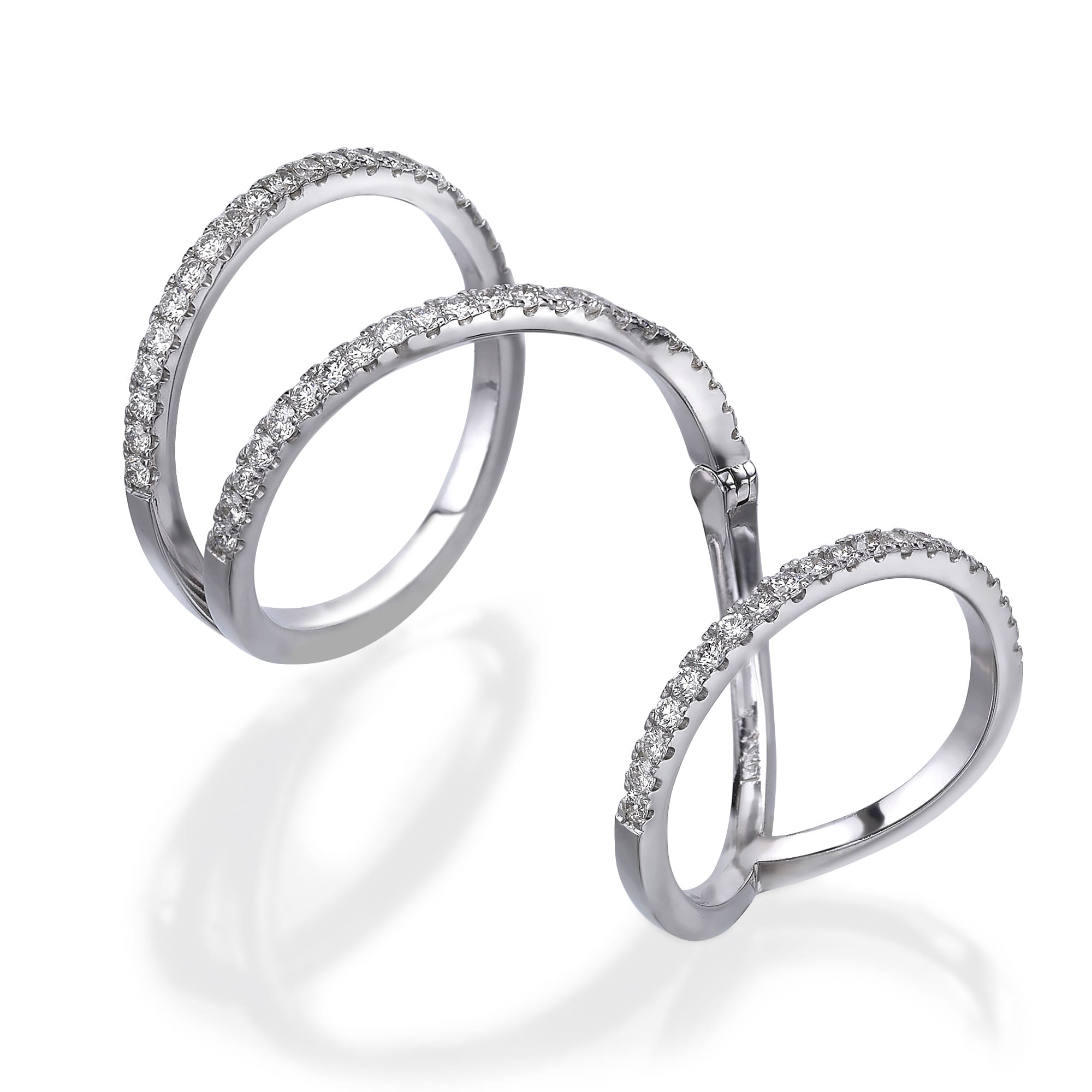 שלוש טבעת יהלומים דגם מורגן מעוצבות באלגנטיות, כל אחת מעוטרת בשורה של אבנים נוצצות, מסודרות להפליא וחופפות על משטח מחזיר אור.